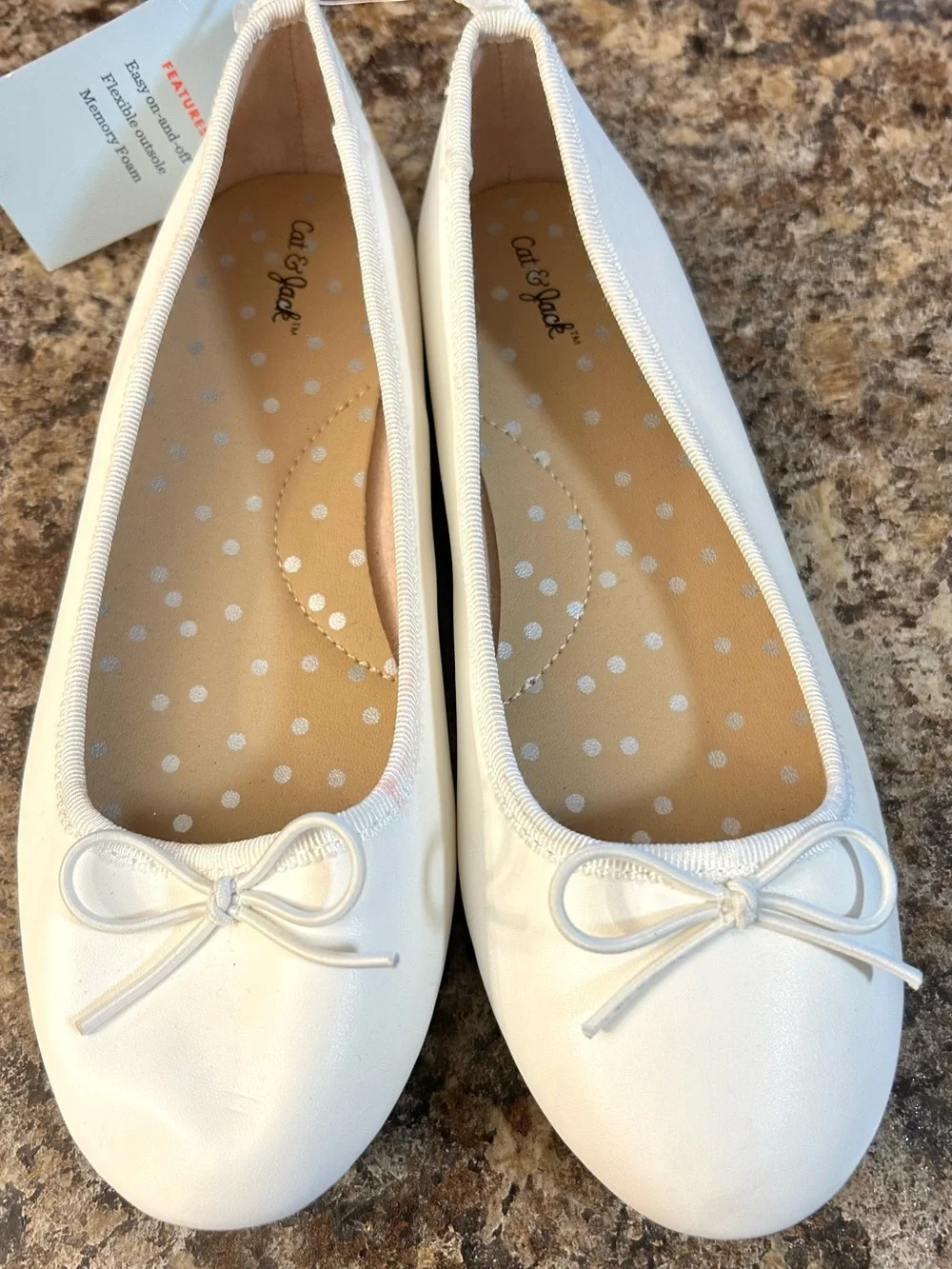 Cat & Jack Girls White Dress Shoes with bow Diana Size 2 FLAWED